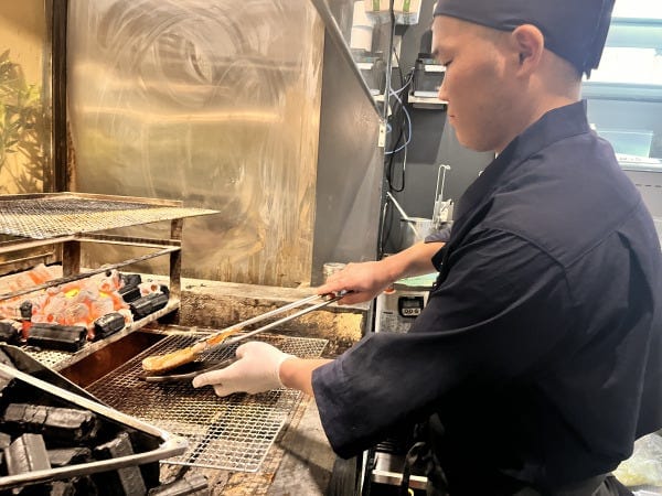 炭火で干物を焼く厨房の様子