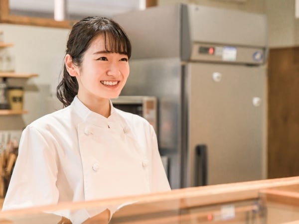 厨房で働く若手スタッフ