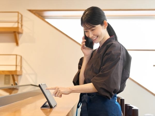 笑顔で接客するスタッフ